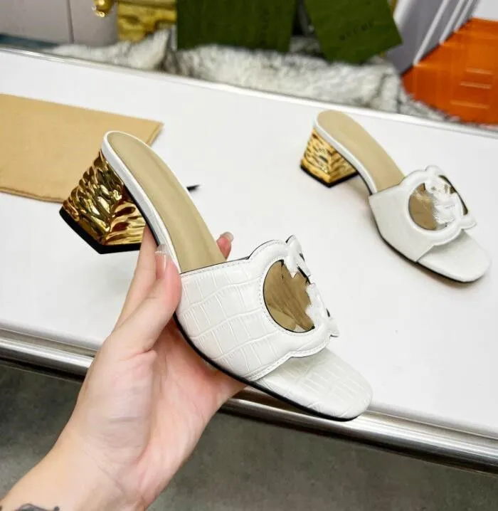 2021 slipper Luxury designer leather ladies sandals summer flat shoes fashion beach women slippers letter drag 35-42