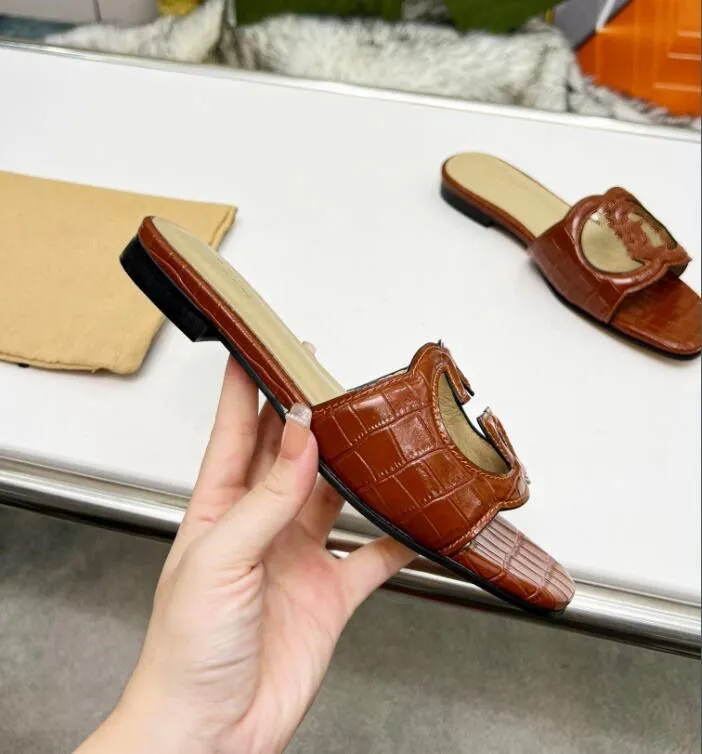2021 slipper Luxury designer leather ladies sandals summer flat shoes fashion beach women slippers letter drag 35-42