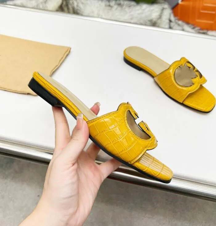 2021 slipper Luxury designer leather ladies sandals summer flat shoes fashion beach women slippers letter drag 35-42