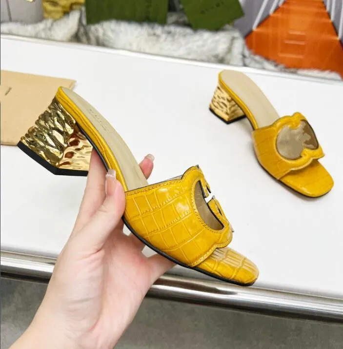 2021 slipper Luxury designer leather ladies sandals summer flat shoes fashion beach women slippers letter drag 35-42